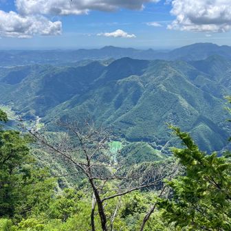 
岩の上から桐見ダム　
