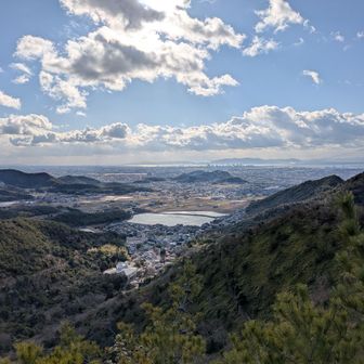別所奥山頂にて②：加古川や高砂の市街地。海の近くは工業地帯。海の向こうに見えるのは淡路島だと思う。