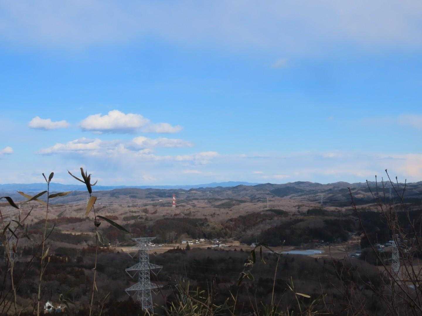 展望台への道に入ると、東側の山々が目につきます。一番向こうは、日立市の神峰山と高鈴山ではないか!