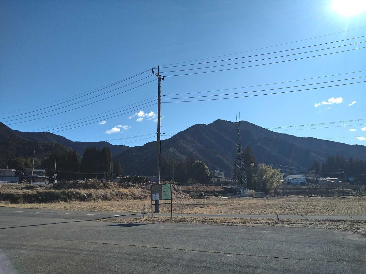 先程登った笹目倉山。山容はかっこいいけど、スギ山でした😅栃百あるある😁
