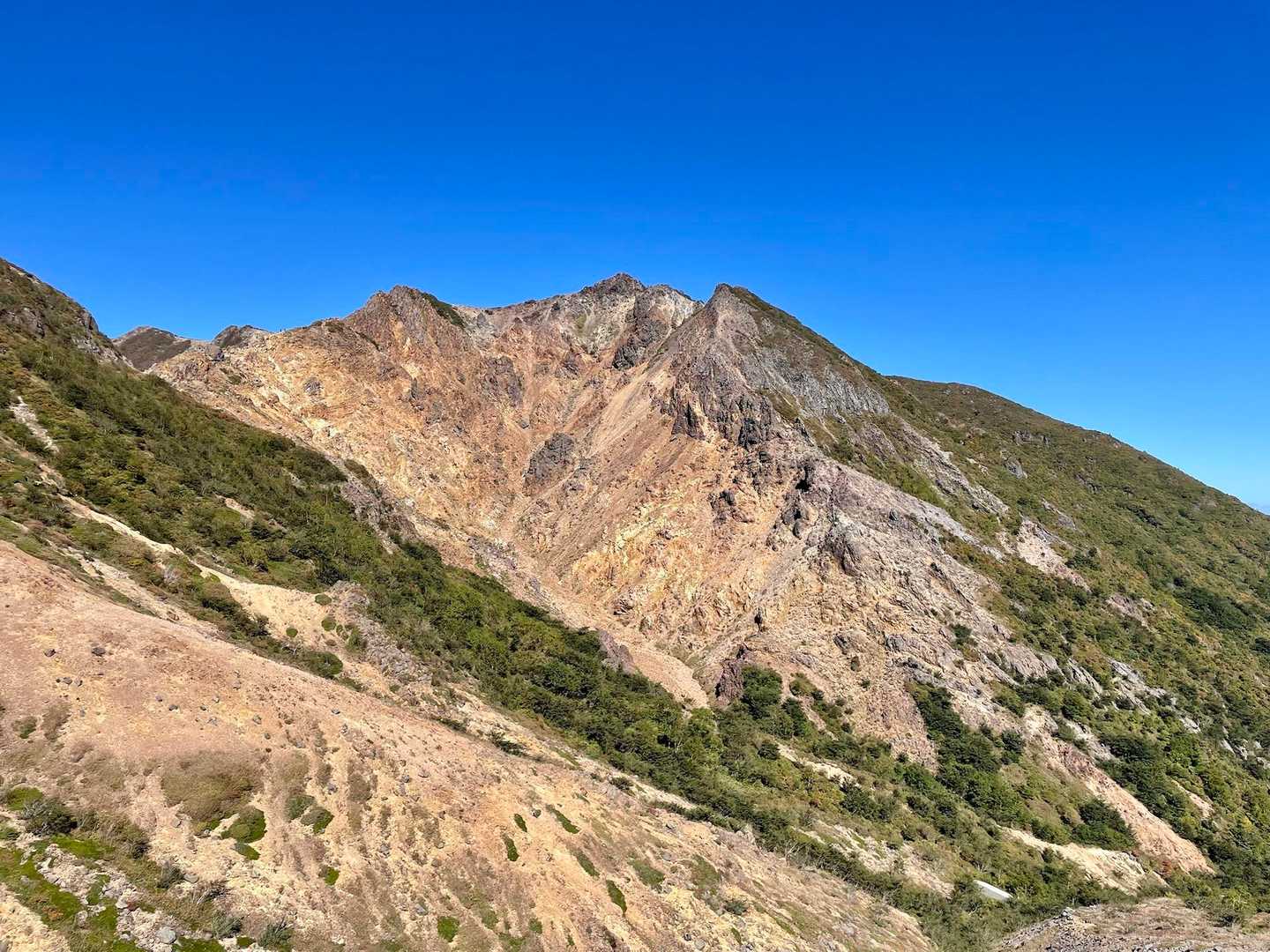 茶臼岳に登り返すのがしんどいので、ロープウェイは使わずに下山する事にしました。