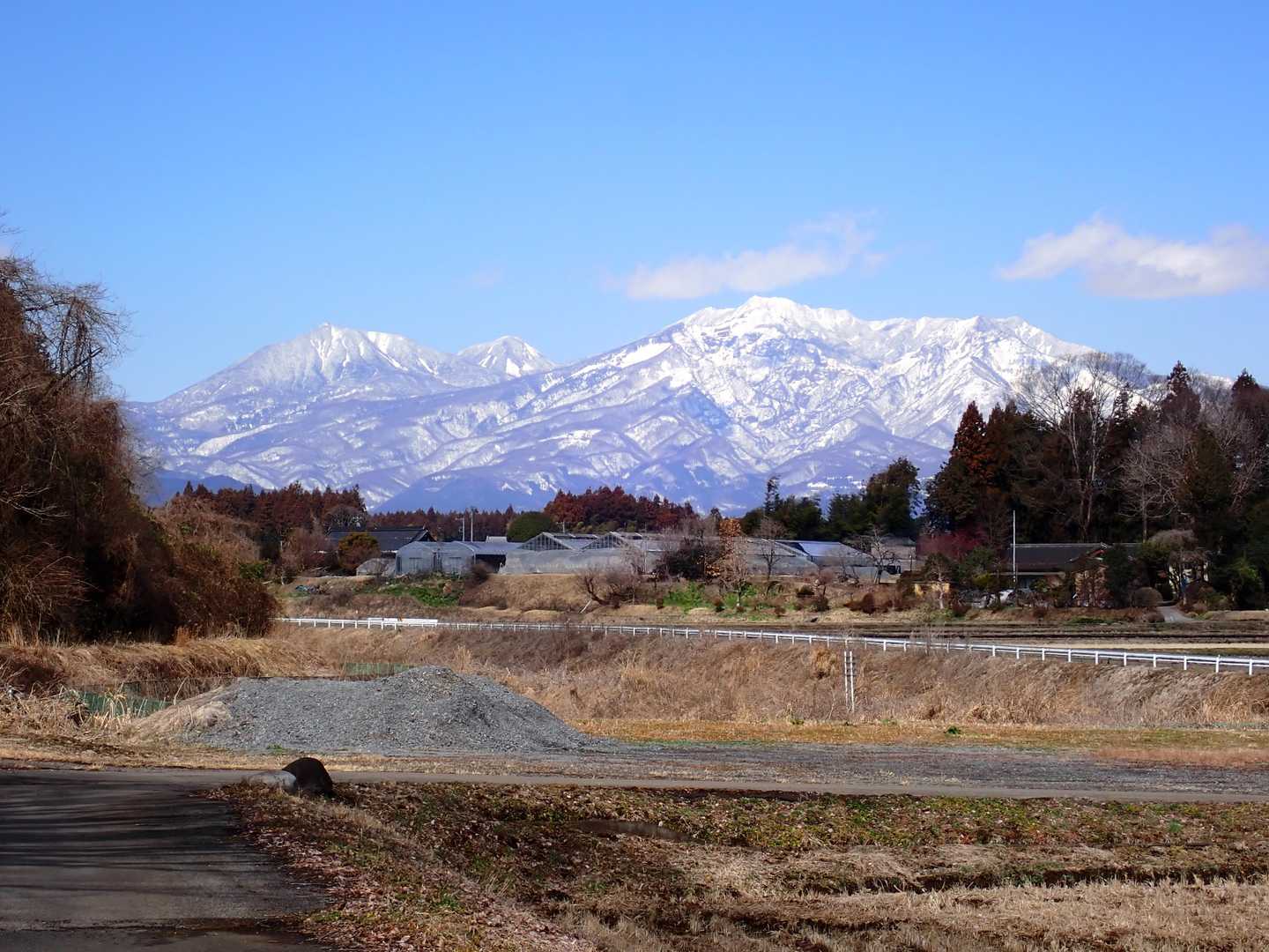 道路に出てから日光連山。
トイレも駐車場もお借りしてしまいました。すみません。有難うございました。