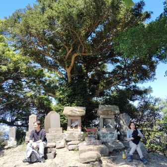 三浦富士山頂には石堂が並ぶ。ここから一気に下る。
