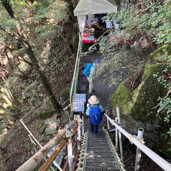 細い階段を降りたら巨石の御神体があり、六甲比女大神が祀られてます　すごいパワースポットです