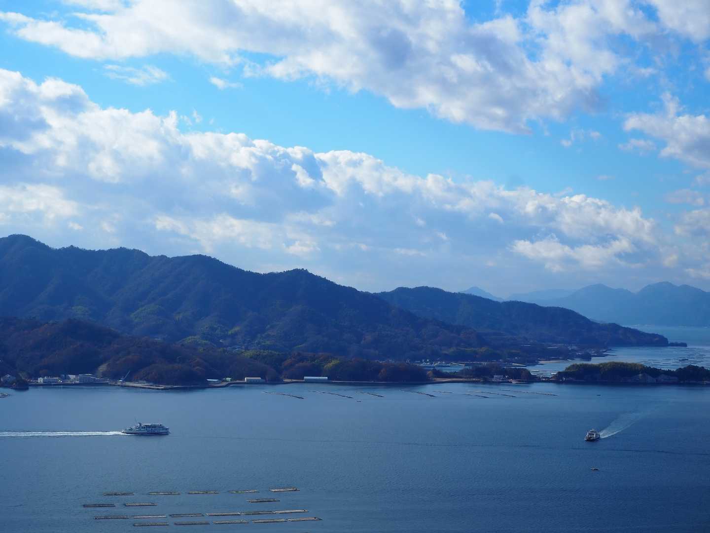 島と船と雲と青空。穏やかな瀬戸内の景色に癒される。