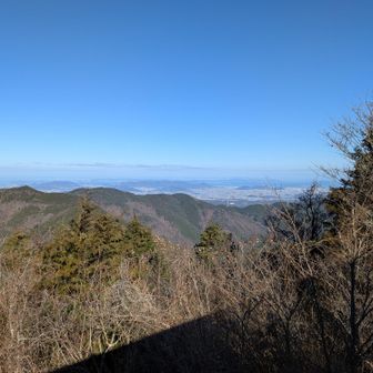 阿波竜王山の展望台から。晴れだと遠くまで見渡せますね。