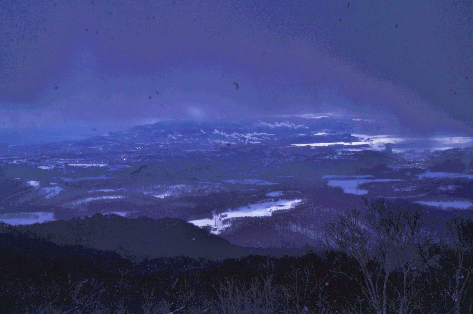 下山中、雪？海？が光っている