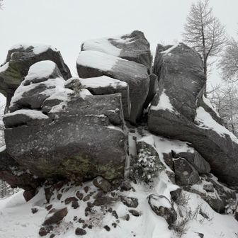 山頂近くの大岩