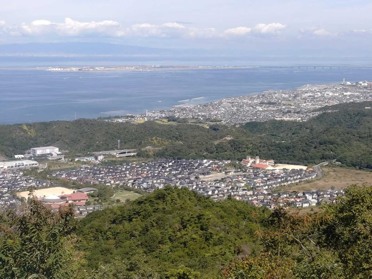 1番の見どころ！阪南市の街や関空、遠くに神戸と六甲の山が見えます