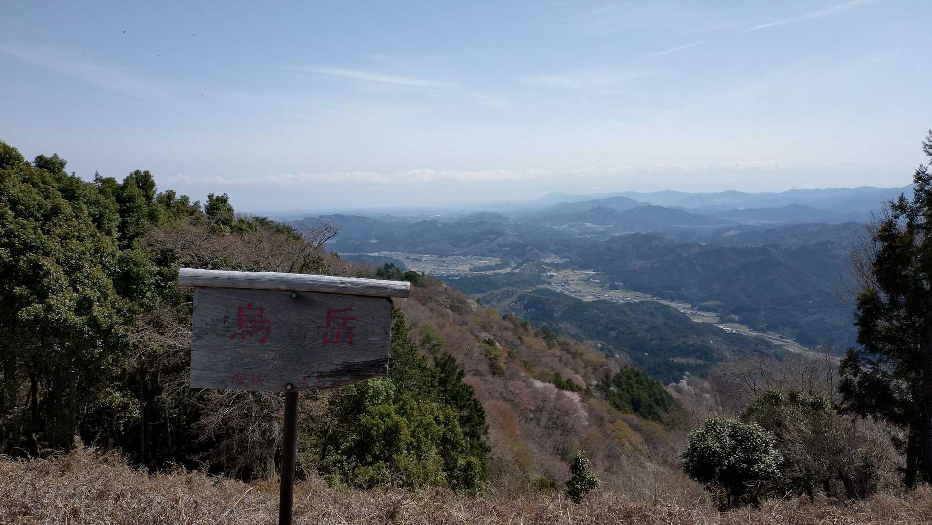 山頂の方がまだ、眺望あり