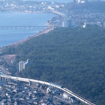 電車と虹の松原と唐津城
黄砂でぼんやり