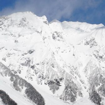 雪煙が舞っている様子