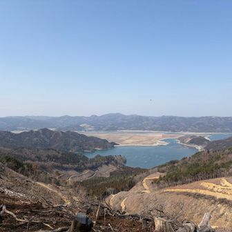 裏手は伐採地になっていたおかげで、長面浦と北上川が良く見えます