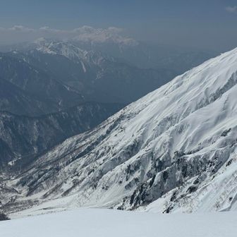 霞んで分かり辛いですが、南には焼岳と奥に乗鞍連峰が見えています🏔️