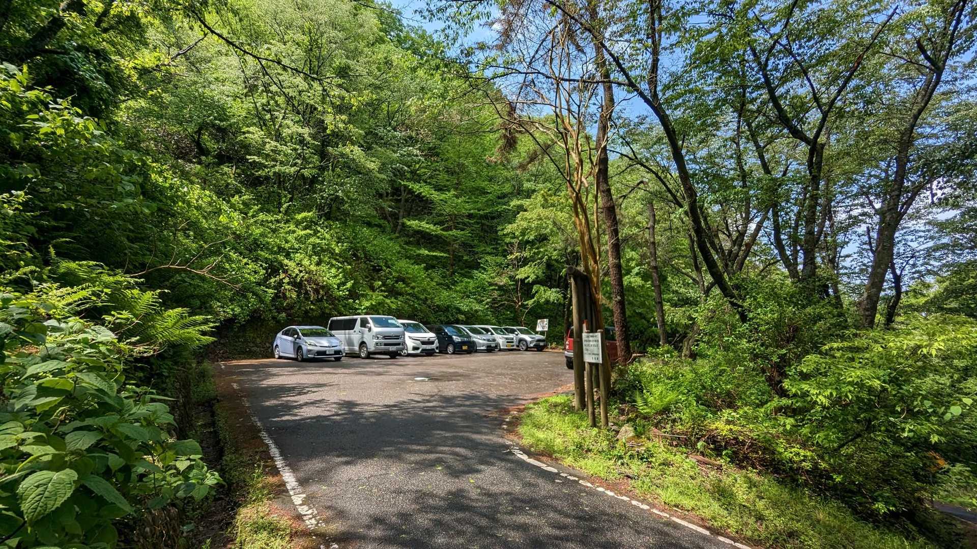 ここに駐車。
いっぱいです。
私は前の方に停める