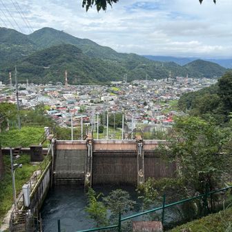 貯水池で分岐があり、この左脇に入るとより道の湯の近道です