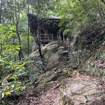 成就山に戻り、88ヶ所霊場巡りを再開。
⬆️のように、崖の上にある札所もありました。
