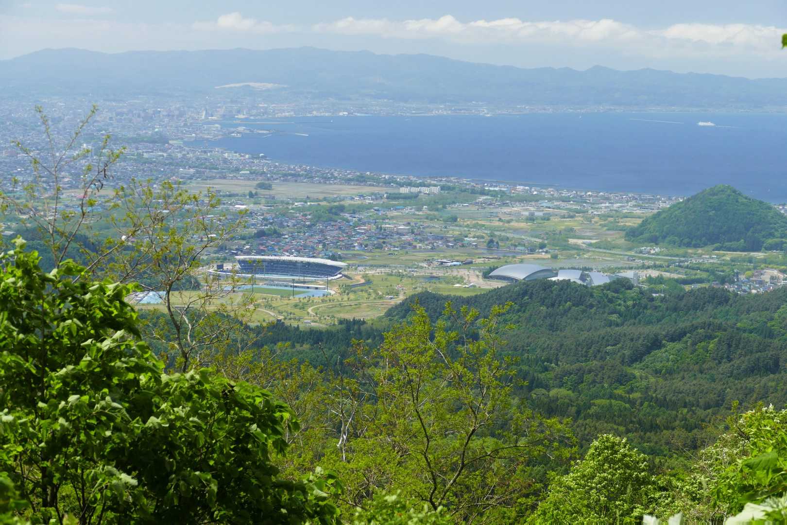 眼下には新青森県総合運動公園とマエダアリーナが見えます。

とにかく広い運動公園です😳