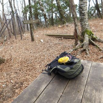 瀬戸沢ノ頭の手前のベンチで小休止。瀬戸沢ノ頭はすぐ近くで標高1375m。