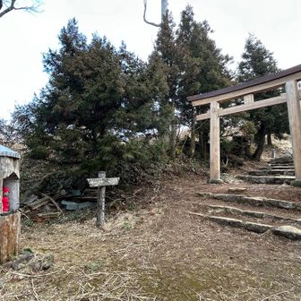 先日まであった立入禁止の措置が撤去され、自由に登れるようになった。2年前の投稿を見ると鳥居も復活したように見える。