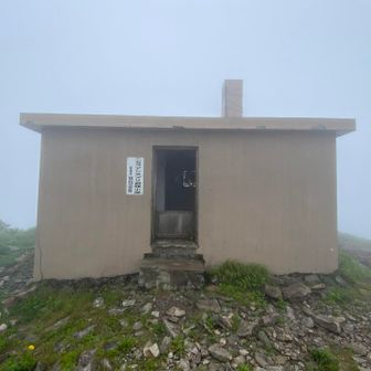 とりあえず小屋に入って休憩します。