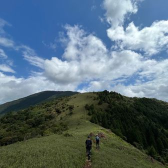 下山。向かうはちょうど向かいにある主峰、千丈ヶ嶽。