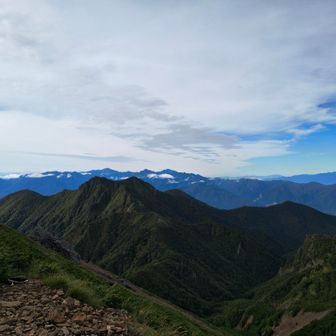 権現の後に北岳。
