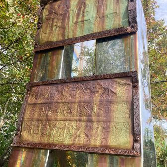 そして旧山頂看板。標高７１８.２メートル。
その前にヤマップのピークもあり、この先に山頂看板もあり。