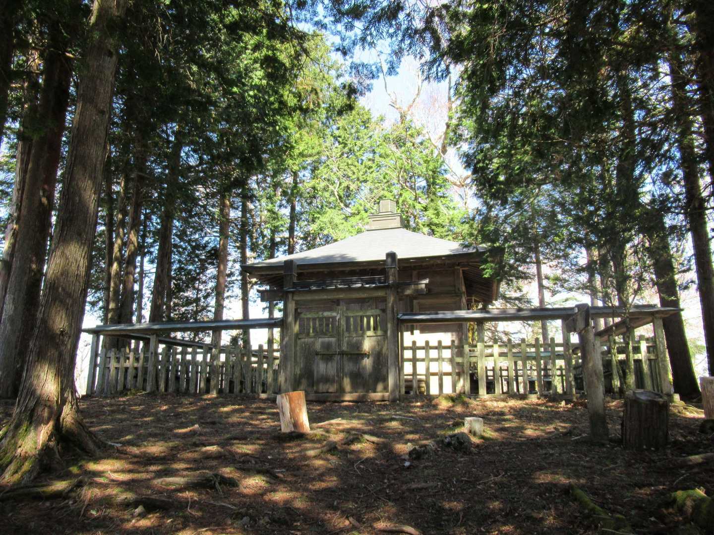天祖山に到着。昔の人はよくもまあ、こんな立派な神社を作ったものだ。