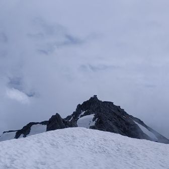 向こうに見えるのは雄山の頂上⛰️
ハクがお留守番中😆
後から聞くと頂上で出会った方と雑談会で大盛り上がりだったようです😄