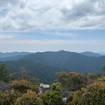 北側に向坂山、小川岳