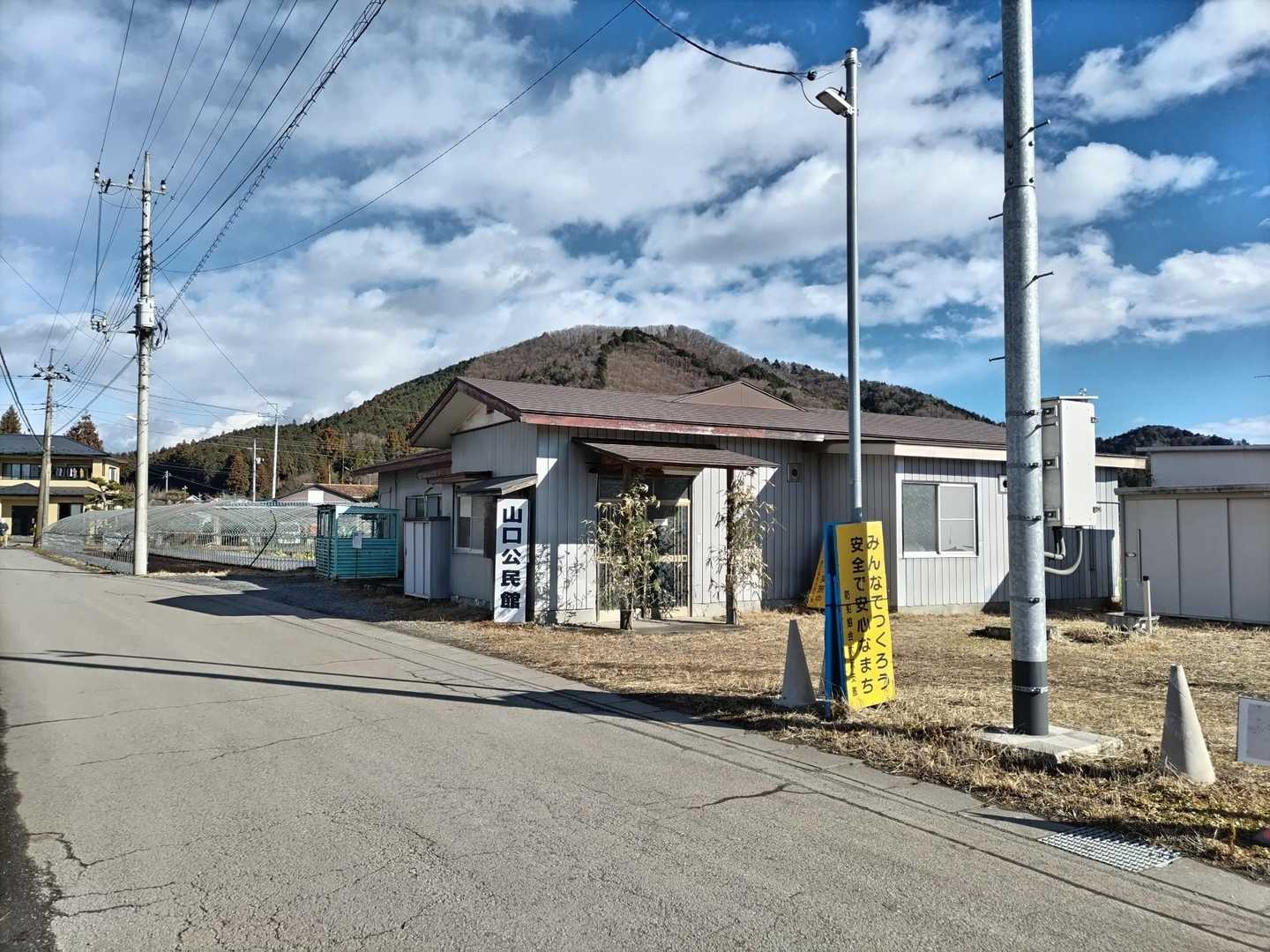 山口地区の公民館駐車場からスタート
正面が目指す寅巳山