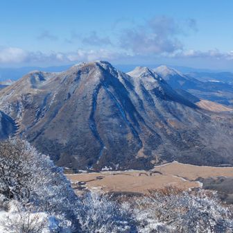 三俣山の山頂付近も真っ白 !!