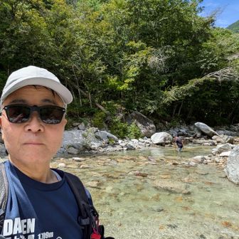 無事下山。水浴びの観光客で一杯の尾白川渓谷。顔洗ってクールダウン。気持ち良い〜😊