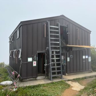 三国岳避難小屋