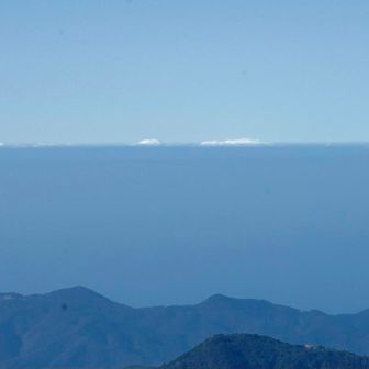 空気の層が雲を境に二つに分かれて、まるで海