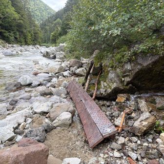 薬師沢小屋手前の橋。流されたまま。
