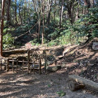 こちらは右眼に当たる右眼池

左眼池もこちらの右眼池も水は枯れていたのですが、どちらも厳かな雰囲気でした
