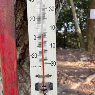 気温は4°C
いいペースで登ってきたので汗だくですわー