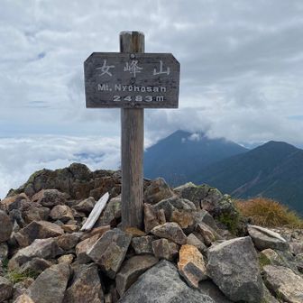女峰山登頂⛰️嬉しい✨
背後は山頂は雲に隠れてしまった男体山。ゆっくり休憩してから下山します。