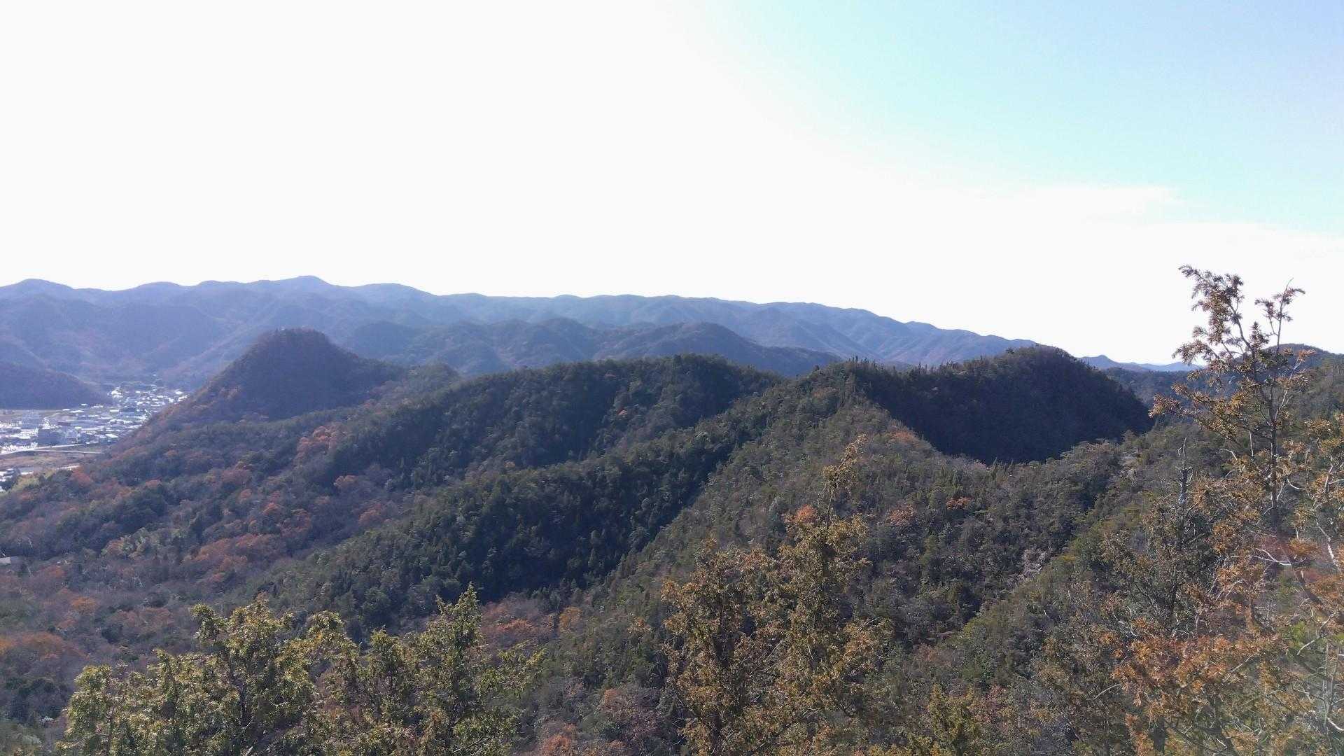 振り返ると先程登った和気富士が遠くに
見えています🥰