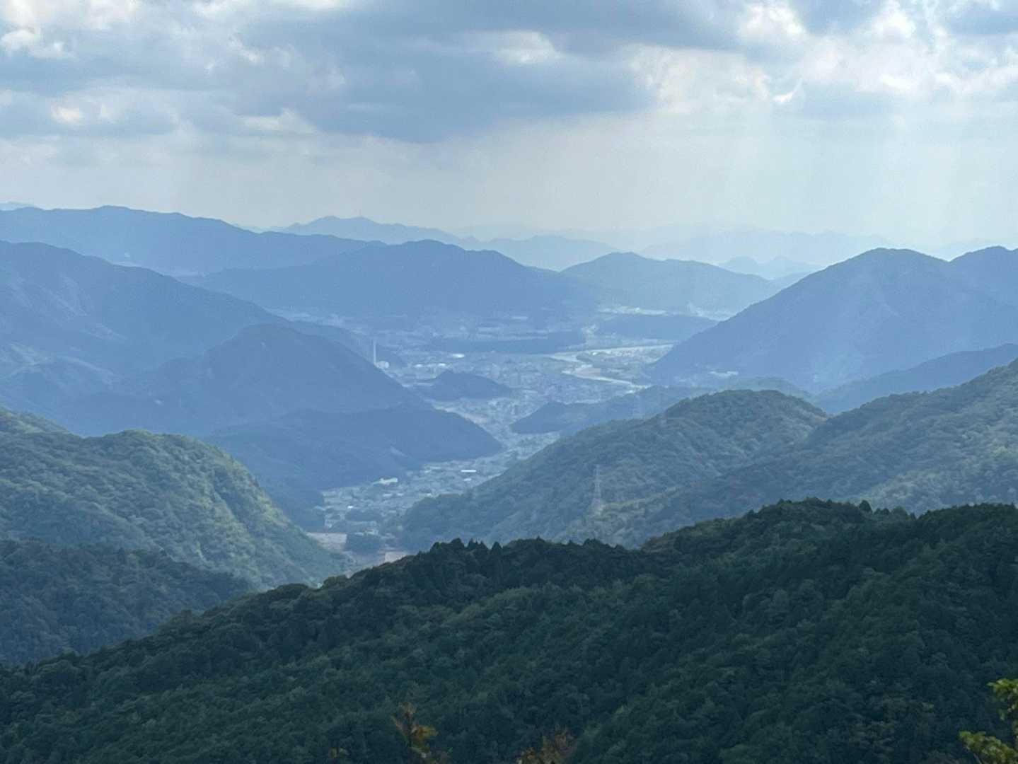 可部の街が〜。右端の高い山が北阿武山（前迄名前が無かったと思う）この山、登りたいんだよね！