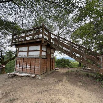 山頂手前の櫓下階段を登ろうと足をかけたら、男の人の声で

なむみょうほうれんげきょう〜

ひゃっ😱
様子を伺うために足を止め櫓あたりを見たけど、わからず…

なんも聞こえなくなった💦
いい声だったな。

恐る恐る山頂に登ってみたけど、だーれもいない。
