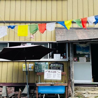 しかし、快適な下りはオーレン小屋にて終了。
登り返しに備えて、6回目の休憩で軽く補給をするも、