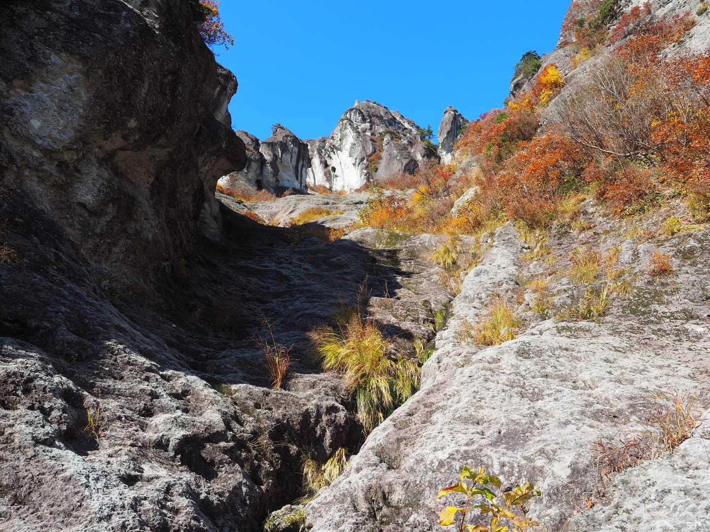 ラスボス感たっぷり♪
奥の岩山