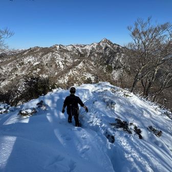 先行者の足あとを進むけど、吹き溜まりは雪深い😆