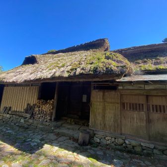個人のお宅(別宅)なのでしょうか？表札がかかってた。そしてこの藁葺き屋根の建物の目の前にお墓があって、どちらも名前(苗字)がワシと一緒と言う偶然😳