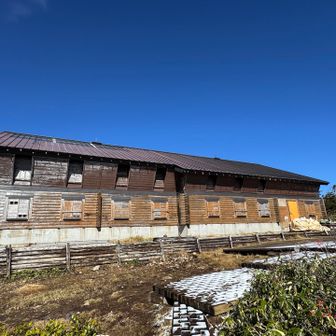 苗場山頂ヒュッテ（苗場山自然体験交流センター）
泊まりたかったなぁ⭐️
