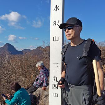 相馬山を背景に。