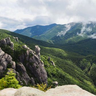 右手の方から五丈岩が、雲から姿を現したり隠れたり…
でも気持ちのいい眺めです😊